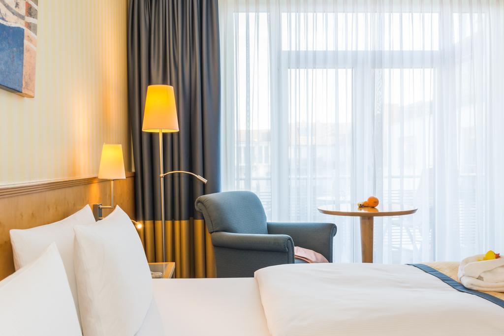Strand-Hotel Huebner Росток Экстерьер фото