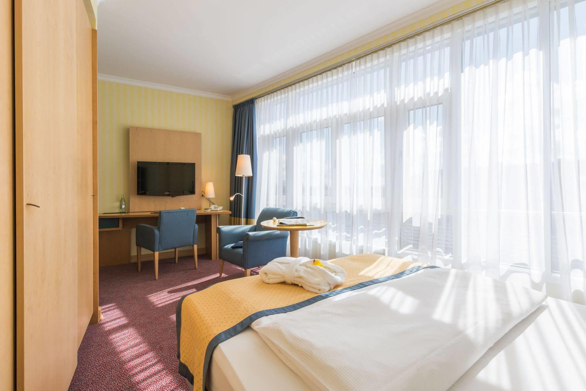 Strand-Hotel Huebner Росток Экстерьер фото